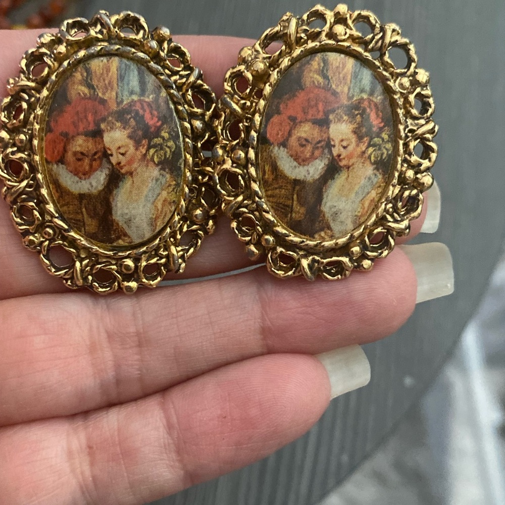 Gold-Tone Vintage Cameo Portrait cuff links
